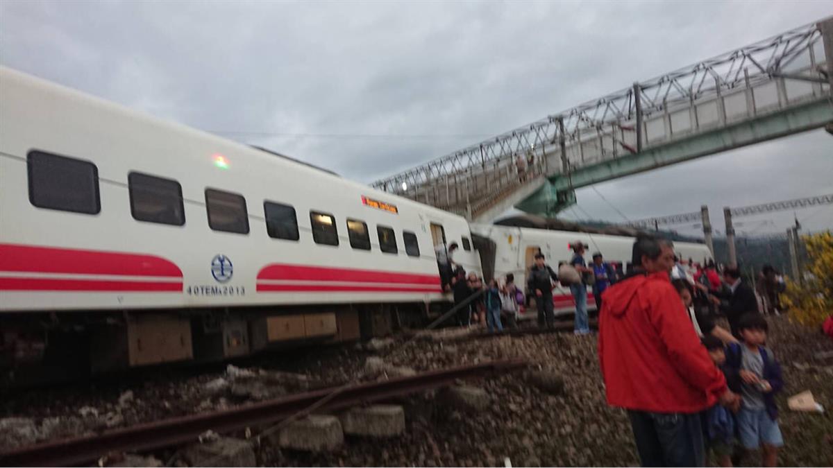 Tàu hỏa trật đường ray tại Đài Loan: Ít nhất 17 người chết, 121 người bị thương 4