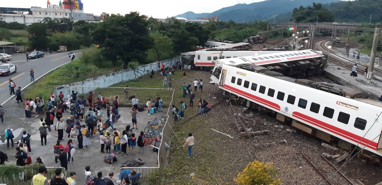 Tàu hỏa trật đường ray tại Đài Loan: Ít nhất 17 người chết, 121 người bị thương 2