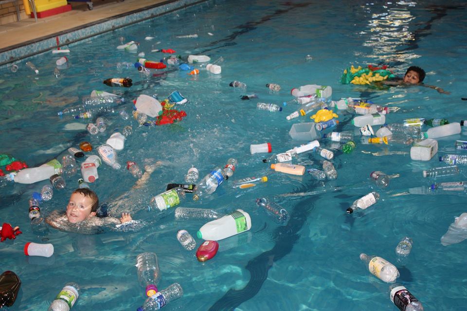 Cho học sinh bơi trong 'bể rác', trường mẫu giáo đã dạy cho trẻ bài học tuyệt vời 0