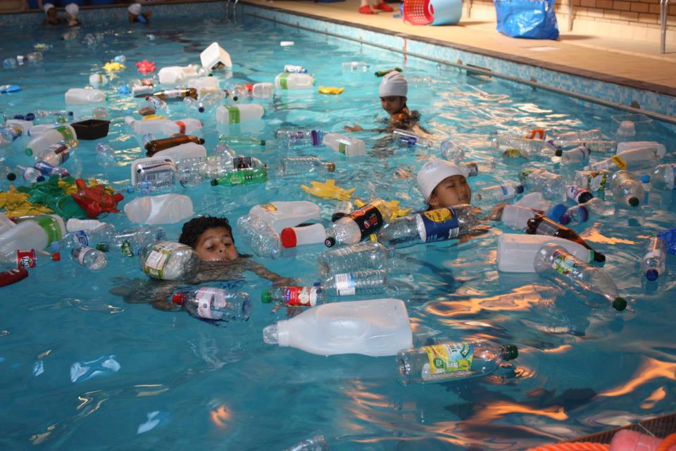 Cho học sinh bơi trong 'bể rác', trường mẫu giáo đã dạy cho trẻ bài học tuyệt vời 2