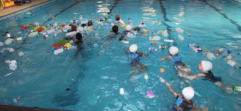 Cho học sinh bơi trong 'bể rác', trường mẫu giáo đã dạy cho trẻ bài học tuyệt vời 3