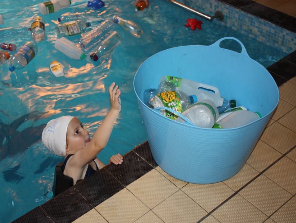 Cho học sinh bơi trong 'bể rác', trường mẫu giáo đã dạy cho trẻ bài học tuyệt vời 5