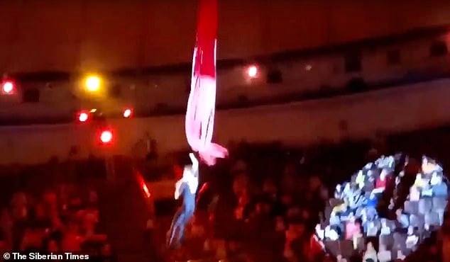 Nghệ sĩ nhào lộn tuột tay rơi xuống từ độ cao gần 5 m khiến khán giả 'đứng tim' 1