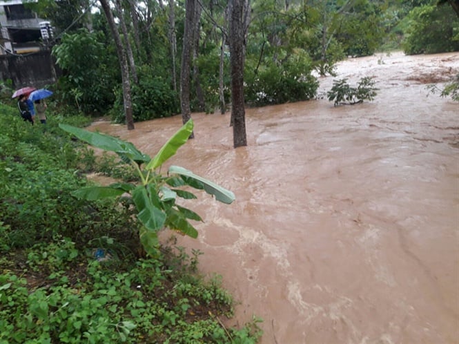   Nước lũ dâng cao trên sông suối ở Bảo Yên (Lào Cai).  