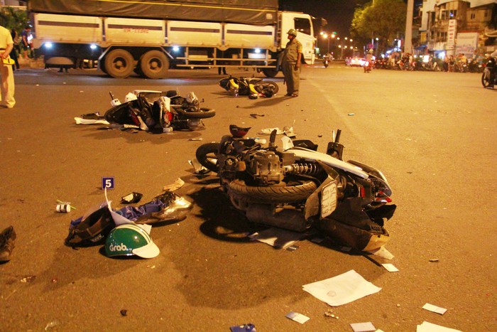   4 trong 5 chiếc xe máy vỡ vụn nằm la liệt tại hiện trường.  