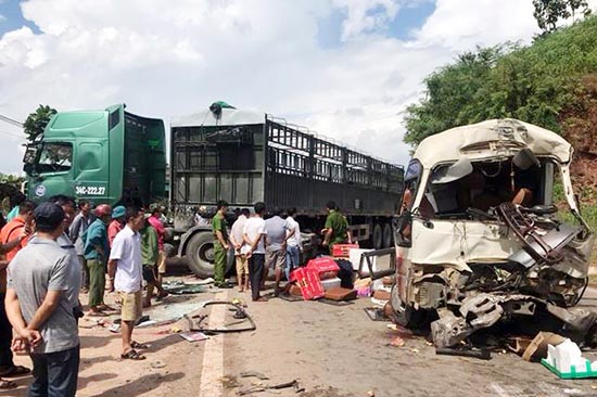Xe đầu kéo tông toác đầu xe khách ở Sơn La, 12 người bị thương 1