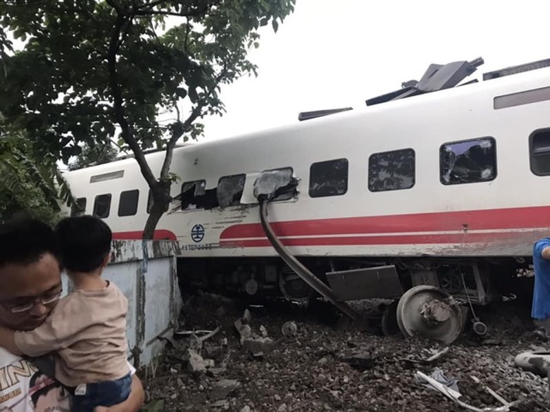 Video vụ tàu hỏa Đài Loan trật đường ray: 8 người của cùng một gia đình đều thiệt mạng 1