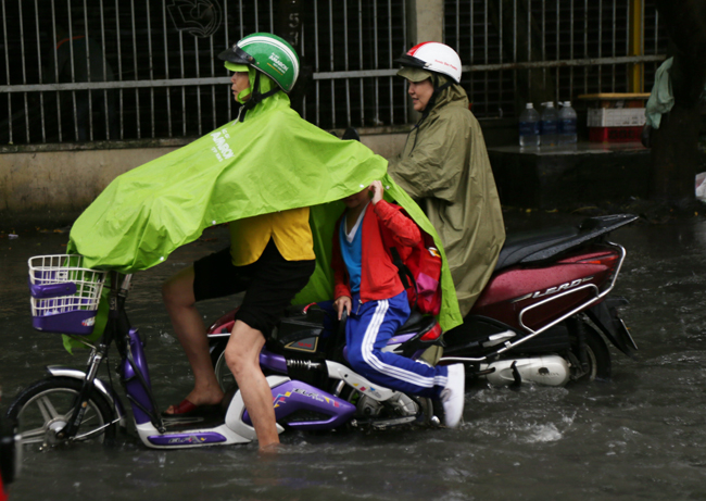 Sau 15 phút mưa, nhiều khu vực ở TP HCM chìm trong biển nước 3