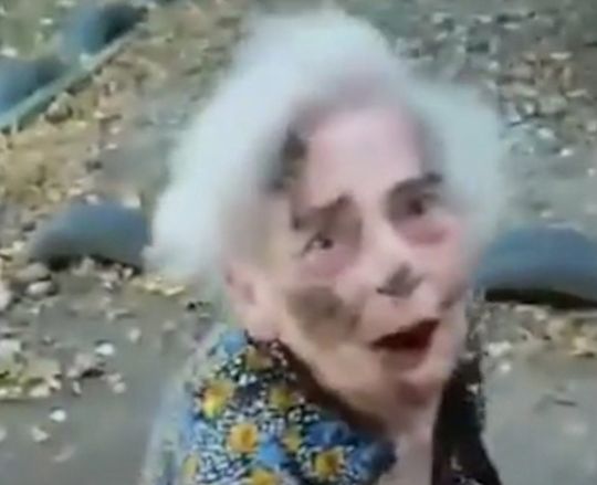   Người phụ nữ 88 tuổi bị đánh dã man, mặt đầy bùn đất và vẫn chưa hoàn hồn.  