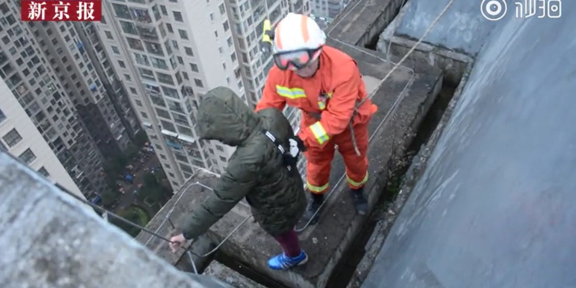 Cậu bé 8 tuổi định nhảy xuống từ tòa nhà 33 tầng vì... không muốn đi học 0