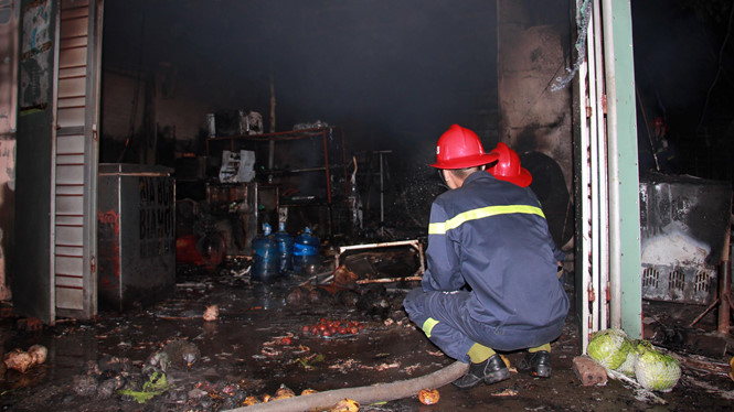   Ngọn lửa khiến đồ đạc trong nhà ông Nguyễn Văn Đoàn cháy rụi.  