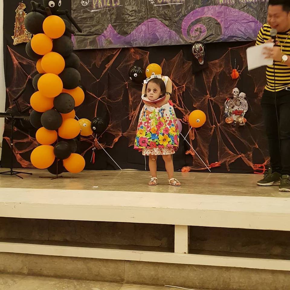 Chấp hết mọi loại ma quỷ, cô bé Philippines 'ôm đầu' đi xin kẹo Halloween 0