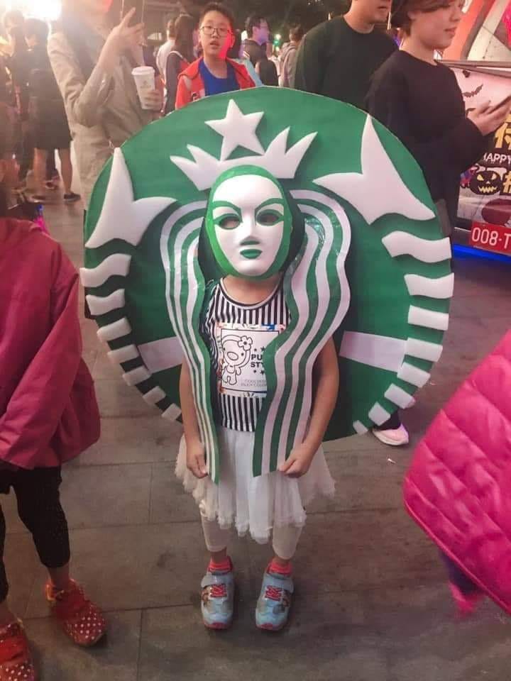   Một chiếc logo Starbucks đi lạc vào lễ hội hóa trang.  