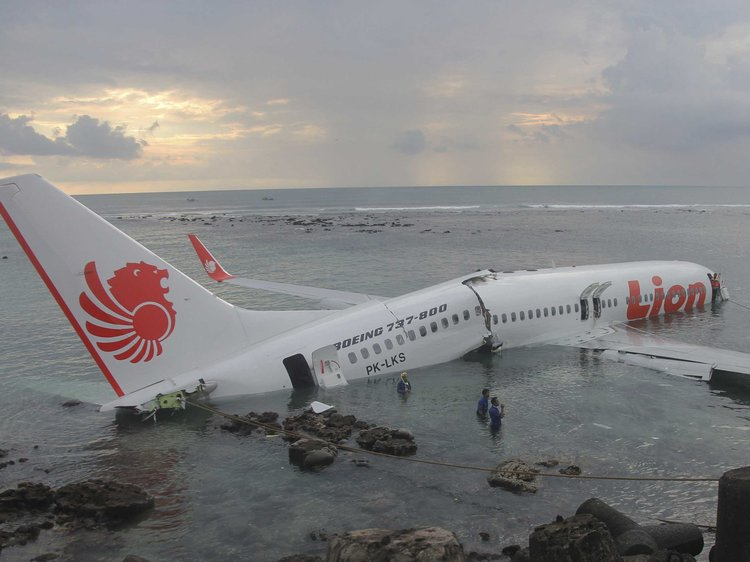   Máy bay BOEING 737 Lion Air gặp nạn rơi xuống biển.  