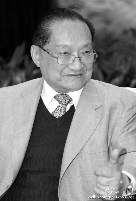   Kim Dung được coi là một trong những nhà báo, nhà văn và nhân vật mang tầm ảnh hưởng xã hội lớn nhất tại Trung Quốc .  
