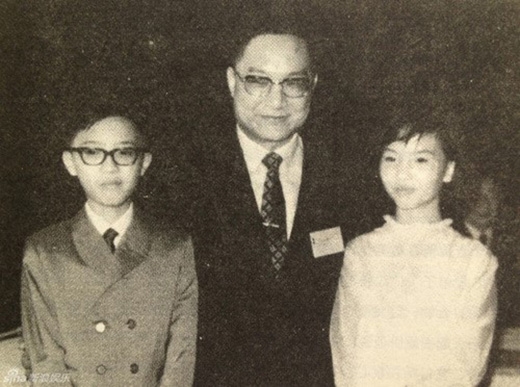   Kim Dung và 2 con Tra Truyền Hiệp và Tra Truyền Thi.  