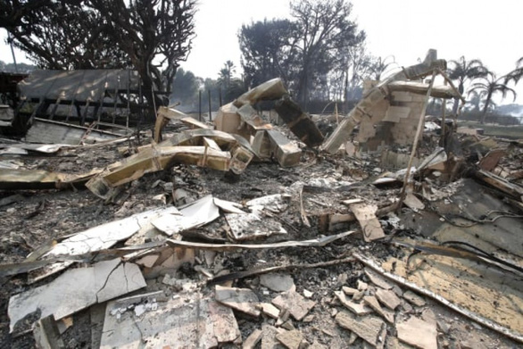   Ngôi nhà của nam ca sĩ Robin Thicke bị phá hủy hoàn toàn sau đám cháy.  