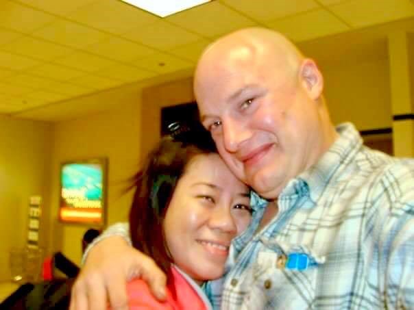 Chị Hồng Phước òa khóc khi gặp chồng ở sân bay sau chuyến bay dài - ảnh: Nhân vật cung cấp