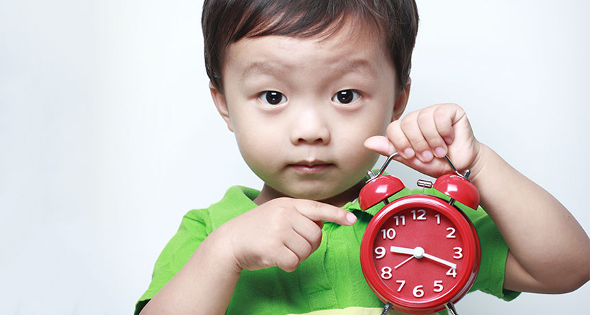 Ngay khi bé chưa biết xem đồng hồ, cha mẹ vẫn nên nói cho bé nhận thức được về thời gian một cách dễ hiểu