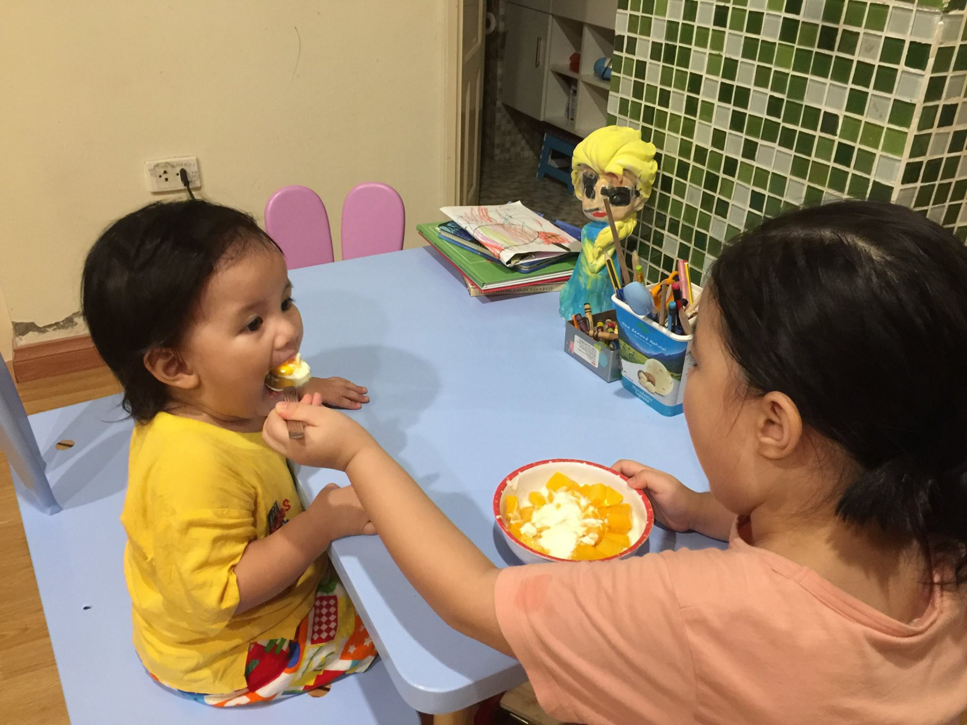 Đến khi bé tròn 2 tuổi, bé sẽ hợp tác hơn trong lúc ăn