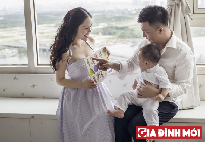 Diễn viên Dương Cẩm Lynh chụp ảnh cùng chồng và con trai