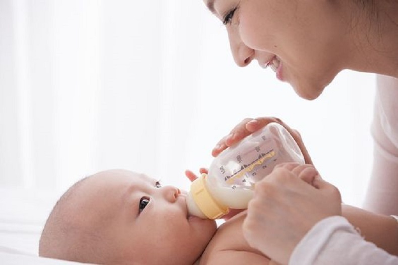 Tập cho bé bú bình sẽ giúp cai sữa dễ dàng hơn 