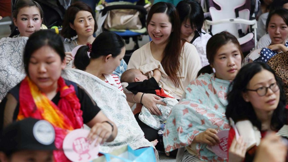 Các bà mẹ Đài Loan trong một câu lạc bộ nuôi con bằng sữa mẹ