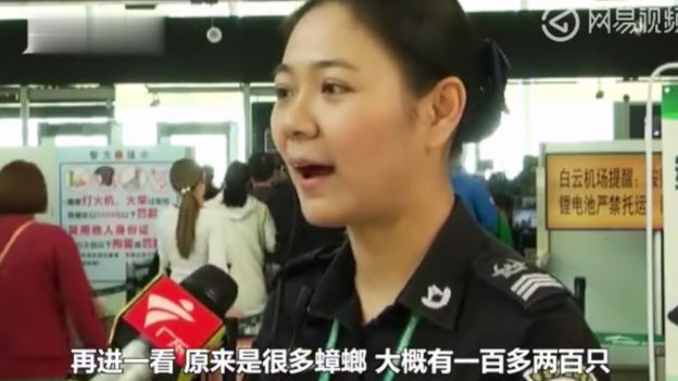 Nhân viên sân bay thuật lại sự việc - Ảnh: Beijing Youth Daily