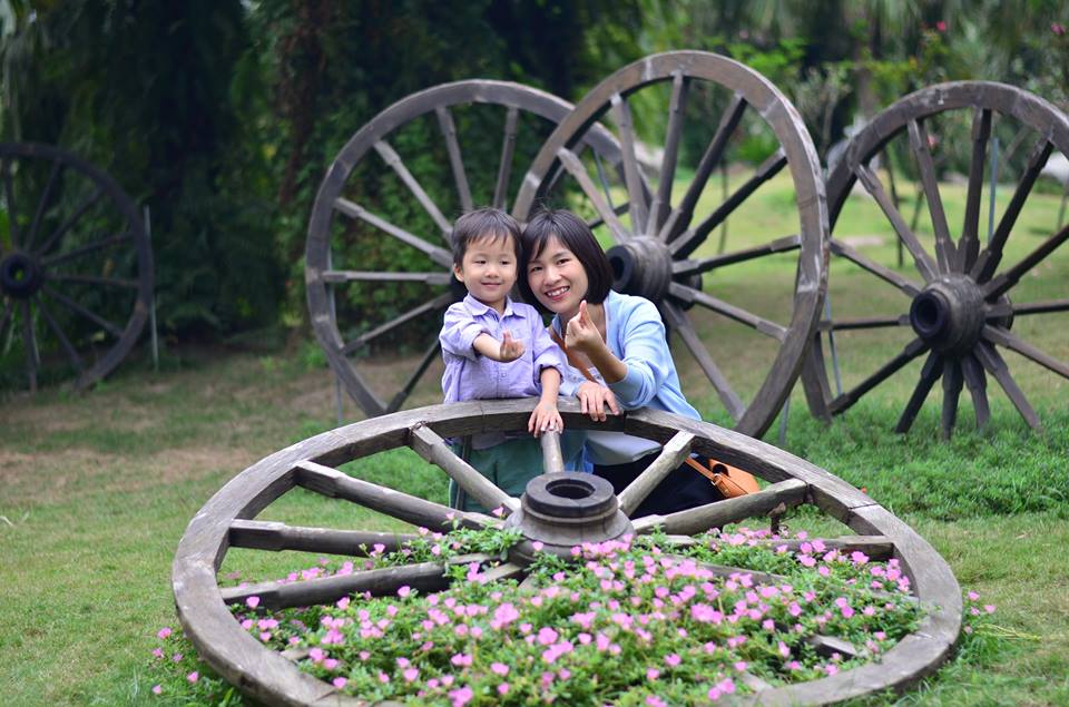 Chị Nguyễn Thị Thu và con trai mình, bé Bon