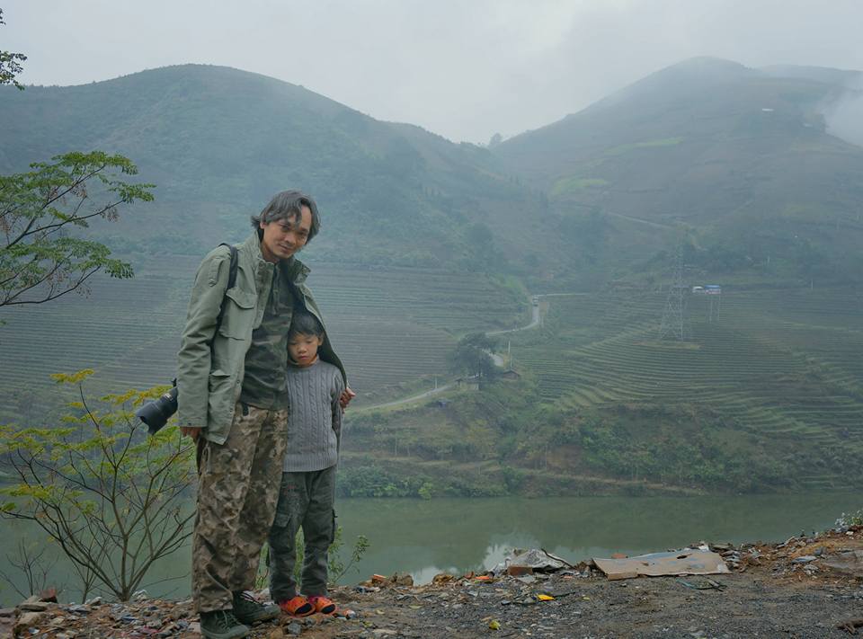 Tác giả Phạm Trung tuyến và con trai trong một chuyến đi thăm vùng cao
