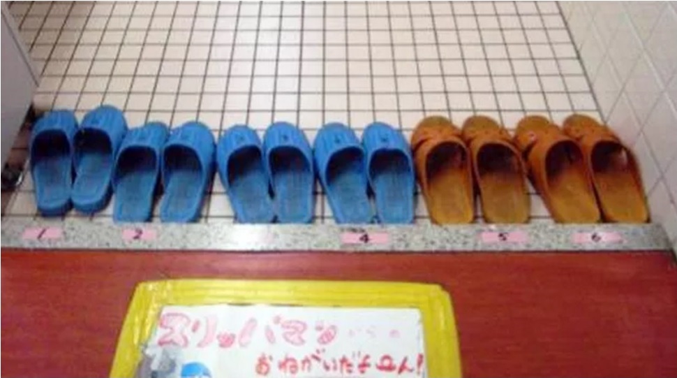 Chị Nguyễn Thị Thu chia sẻ bức ảnh chụp hàng dép xếp ngay ngắn trong nhà vệ sinh công cộng ở Nhật: Tất cả mũi dép đều được xếp quay vào trong để tiện cho người đi vào tiếp theo