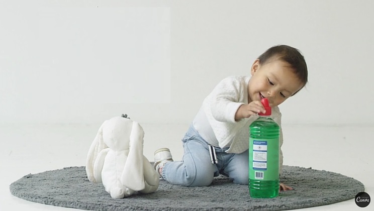 Trẻ có thể nhầm tưởng bất cứ hóa chất nào là đồ chơi và nếm thử, vì vậy cha mẹ cần hết sức cẩn thận