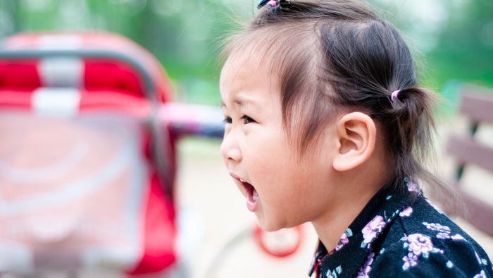 Cha mẹ nên dạy con cách biểu hiện cảm xúc phù hợp, thay vì chỉ khóc lóc, hò hét