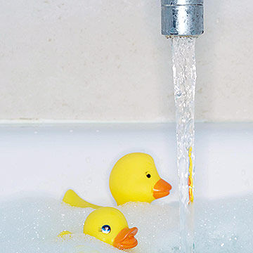 Nhiệt độ nước tắm cần đảm bảo an toàn, tránh trẻ bị bỏng