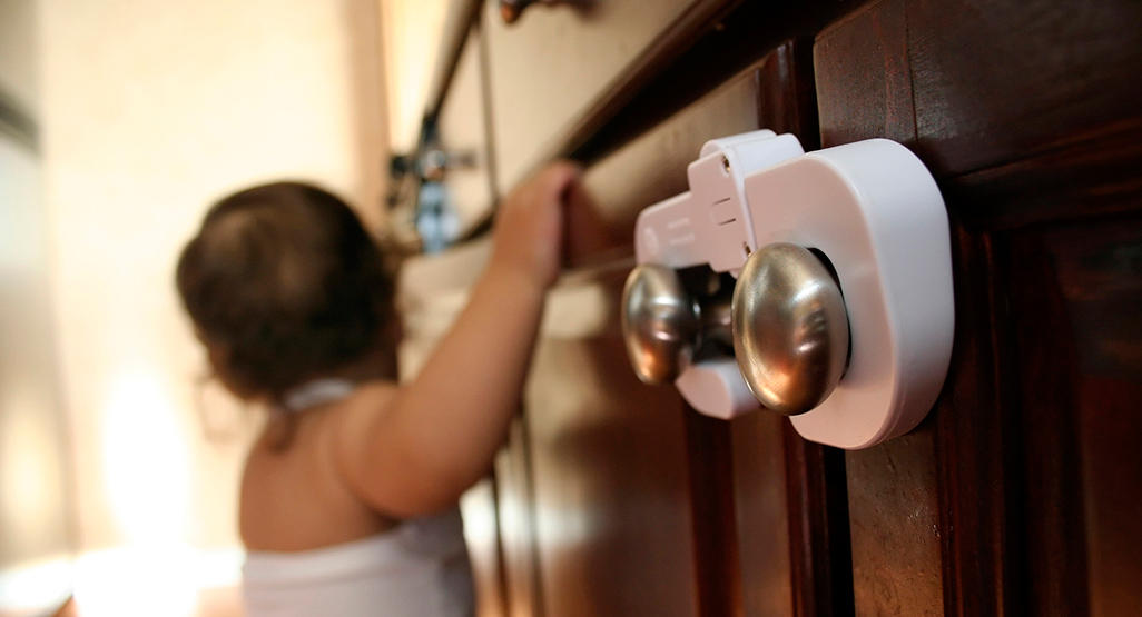Một cánh cửa tủ bếp không được khóa an toàn cũng có thể kẹp tay và gây thương tích cho trẻ