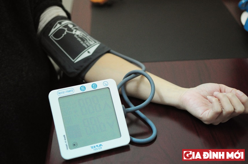 Vị trí túi hơi ở gần tim là đặc điểm nổi bật khiến nhiều người cho rằng máy đo huyết áp điện tử bắp tay chuẩn hơn máy đo huyết áp điện tử cổ tay