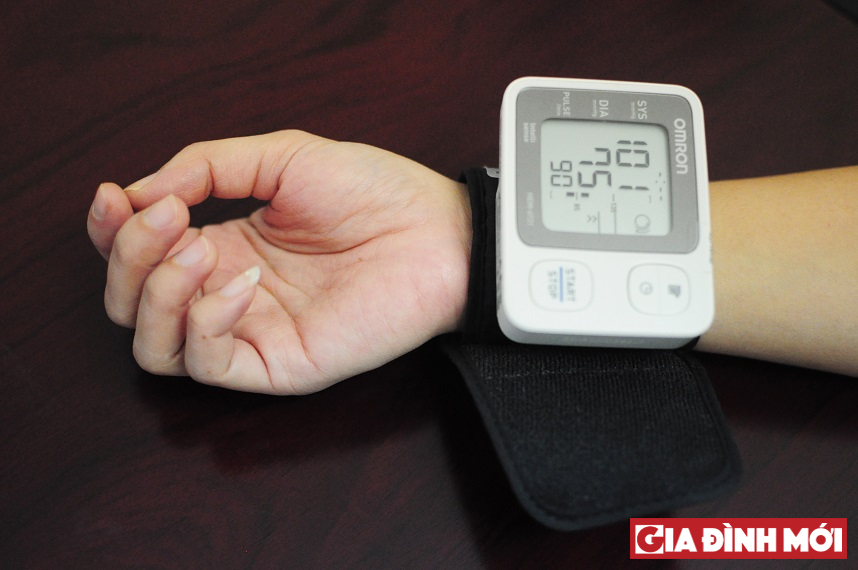 Máy đo huyết áp điện tử Omron đo mạch ở cổ tay