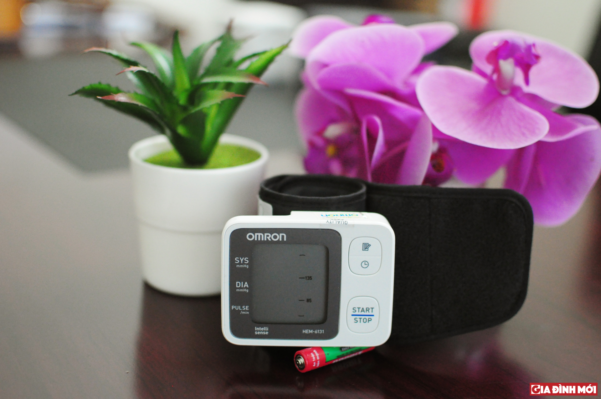 Máy đo huyết áp điện tử Omron nhỏ gọn, trọng lượng chỉ hơn 100 gam