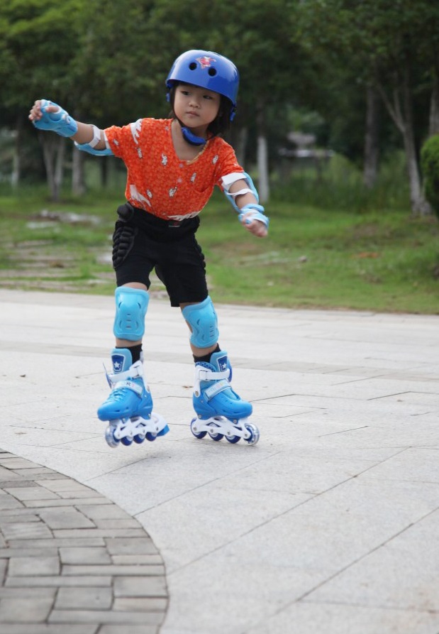 Trẻ trượt patin cần có mũ bảo hiểm và các dụng cụ đảm bảo an toàn khác