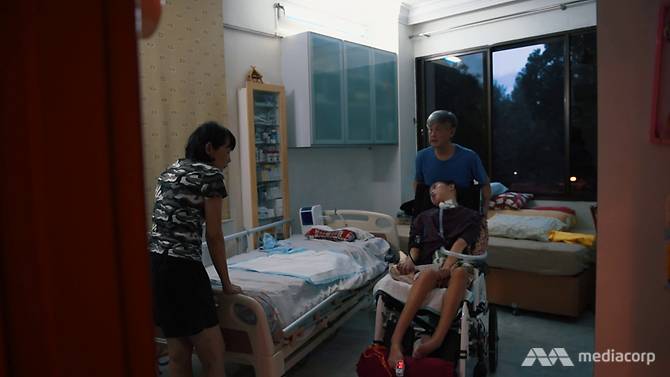 Sing Yu vẫn tiếp tục sự sống thêm 3 năm nữa và nay đã có thể ngồi xe lăn, cùng mọi người trong gia đình tụ tập ở phòng khách