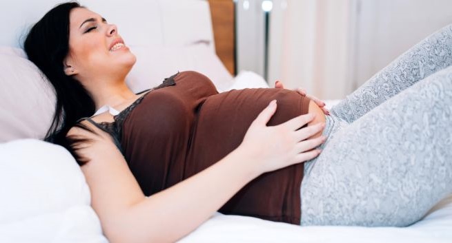 Chảy máu trong thai kỳ có thể kèm theo triệu chứng đau bụng, sốt