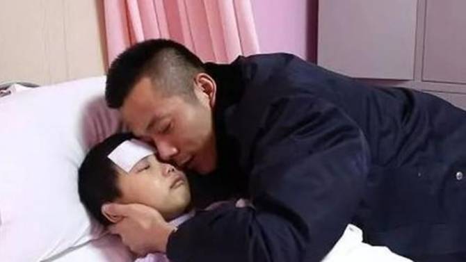 Cô bé Zhang Jiaye và cha mình