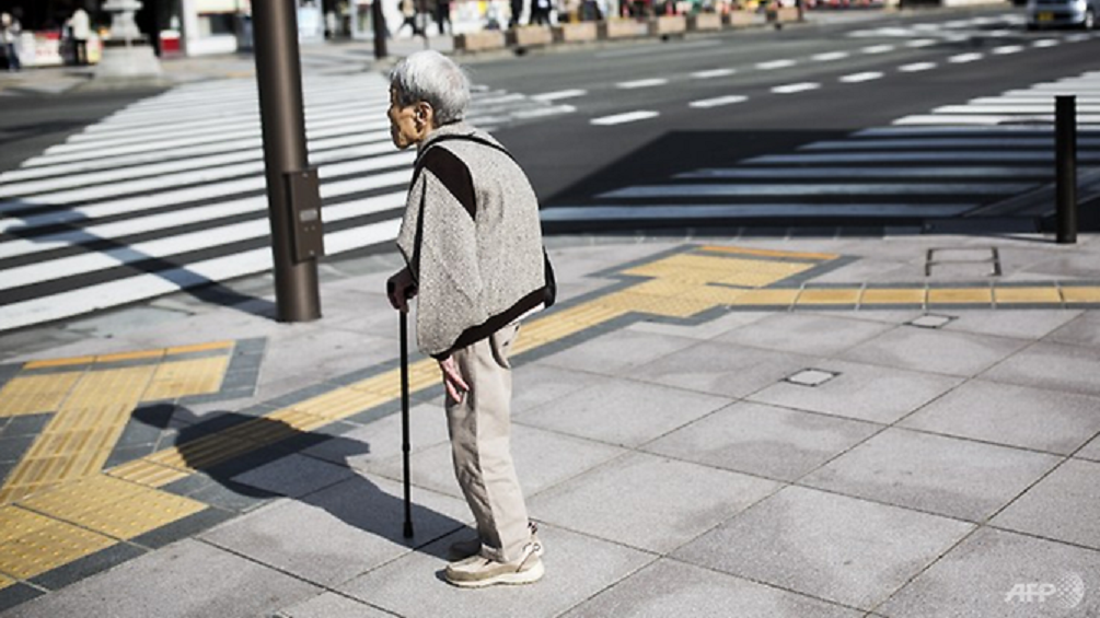 Người già trên đường phố Nhật Bản