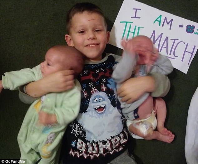 Cậu bé Michael chụp ảnh cùng 2 em trai song sinh, với dòng chữ 