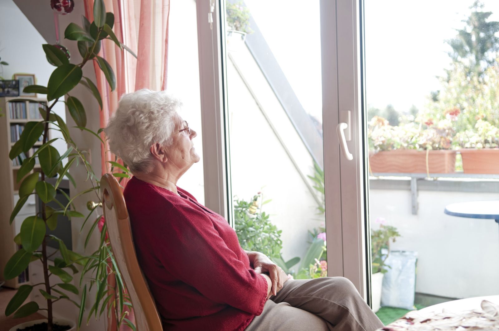 Đảm bảo người già sống an toàn tại nhà, không phải di chuyển đến các trung tâm dưỡng lão là mong muốn của nhiều gia đình