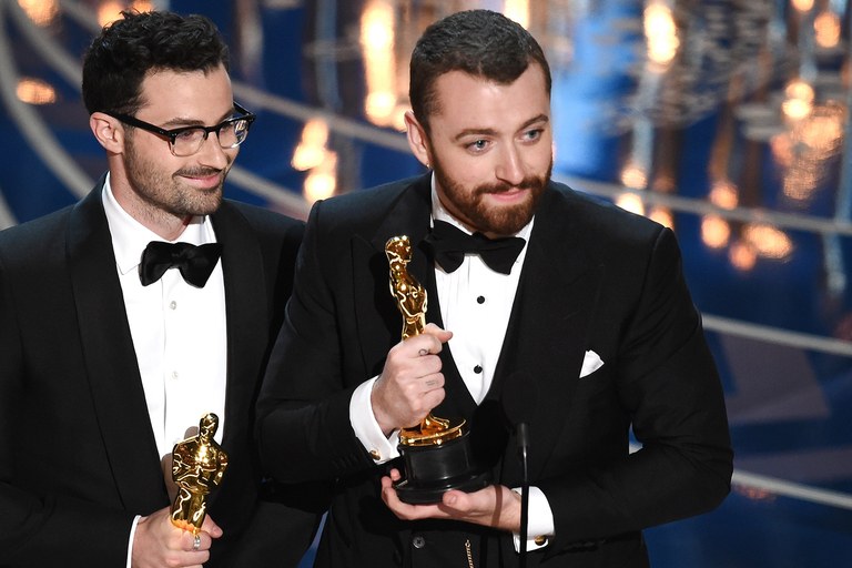 Sam Smith (bên phải), giành giải Oscar năm 2016 - là một trong số ít nghệ sĩ tự hào nhận mình là người đồng tính