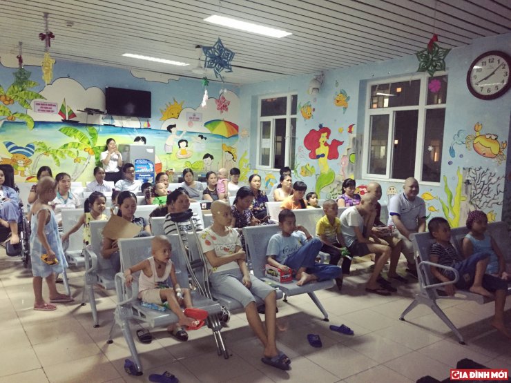 Phòng chiếu phim cho bệnh nhân trẻ em ở Khoa Nhi, Bệnh viện K