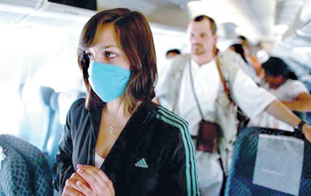 Đeo khẩu trang có thể giúp bạn giảm nguy cơ lây nhiễm bệnh cúm trên các chuyến bay