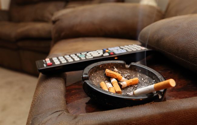 Khói thuốc lá bám vào đồ đạc trong nhà có thể gây hại với phổi trẻ trong vòng 24 giờ sau khi trẻ phơi nhiễm