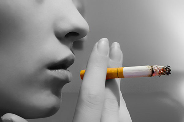 Hút thuốc lá làm suy giảm thị lực ở bất kỳ lứa tuổi nào